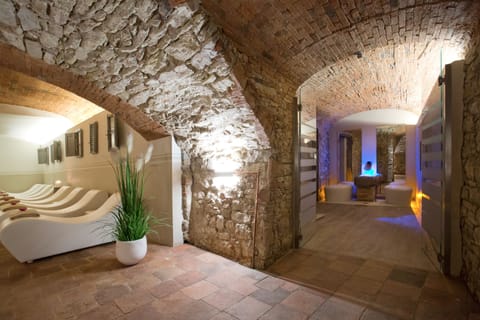 Couples treatment rooms, sauna, hot tub, steam room, Turkish bath