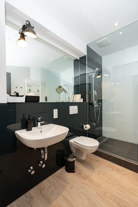 Deluxe Studio Suite | Bathroom | Shower, hair dryer, towels