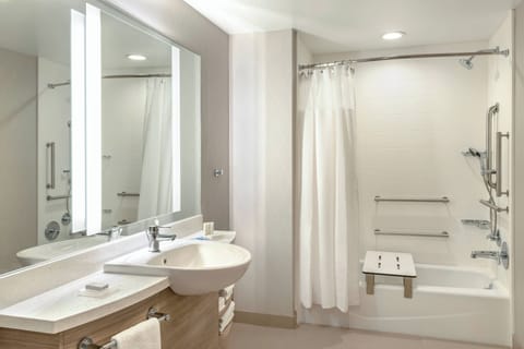 Studio Suite, 1 King Bed (Mobility/Hearing Accessible, Tub) | Bathroom | Free toiletries, hair dryer, towels