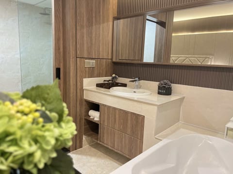 Suite, Balcony | Bathroom | Shower, rainfall showerhead, free toiletries, hair dryer