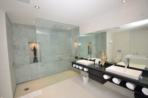 Luxury Penthouse, 4 Bedrooms, Kitchenette, Sea View | Bathroom | Shower, hair dryer, bathrobes, towels