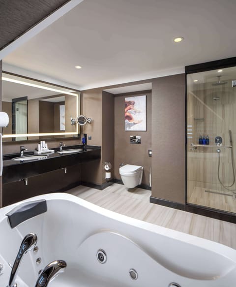 Family Suite | Bathroom | Separate tub and shower, rainfall showerhead, designer toiletries