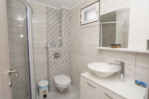 Family Suite, 2 Bedrooms | Bathroom | Shower, hair dryer, towels