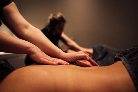 Couples treatment rooms, sauna, spa tub, hot stone massages