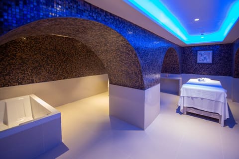 Couples treatment rooms, sauna, steam room, body treatments