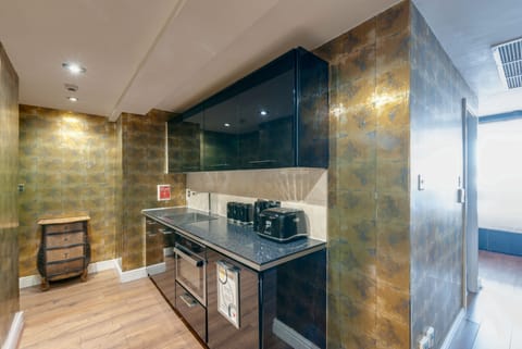 Luxury Suite | Private kitchenette | Electric kettle