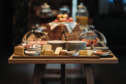 Daily buffet breakfast (CHF 25 per person)