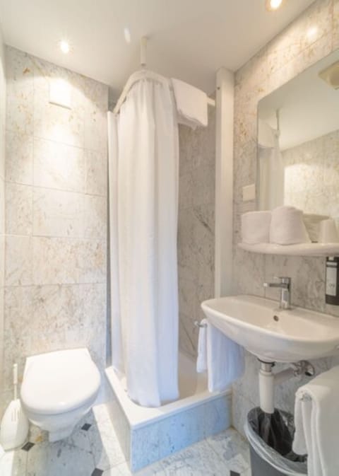 Standard Double Room | Bathroom | Towels