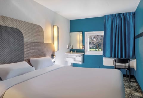 Double Room, Non Smoking | Desk, free WiFi, bed sheets