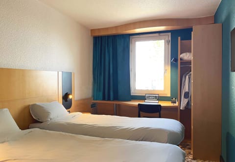 Twin Room, 2 Twin Beds | Desk, free WiFi, bed sheets