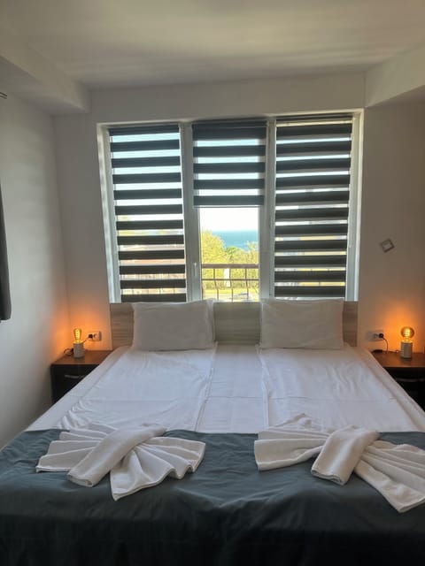 Comfort Double or Twin Room | Desk, blackout drapes, iron/ironing board, free WiFi