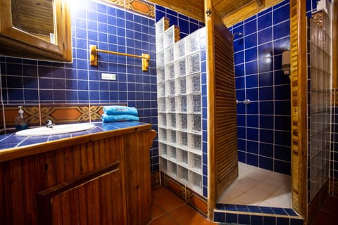 Deluxe Cabin | Bathroom | Bathtub, free toiletries, towels