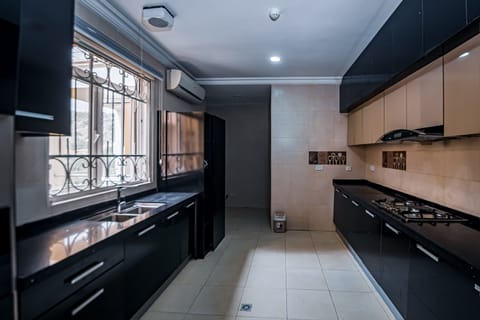 Superior Apartment | Private kitchen | Fridge, microwave, oven, cookware/dishes/utensils