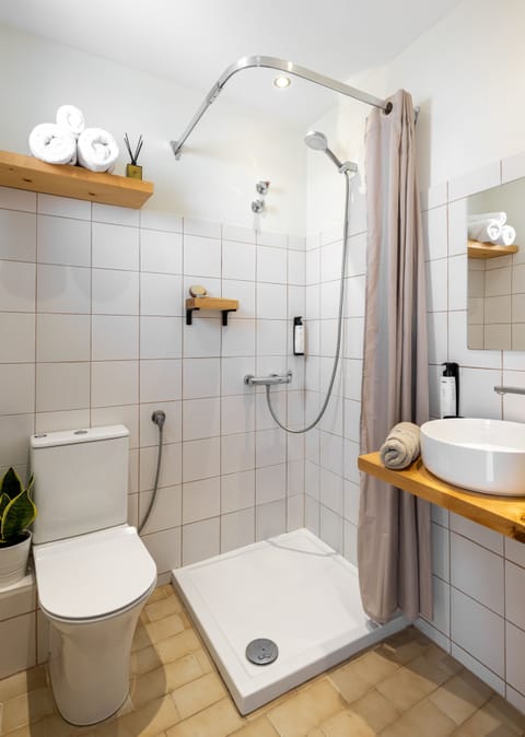 King Room With City View | Bathroom | Shower, hair dryer, bidet, towels