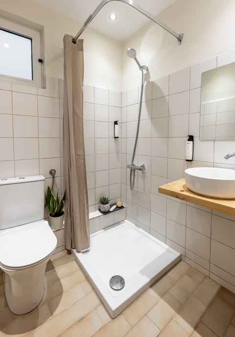 Standard King Room | Bathroom | Shower, hair dryer, bidet, towels