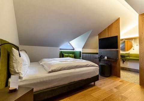 Classic Double Room, Bathtub | Hypo-allergenic bedding, down comforters, in-room safe