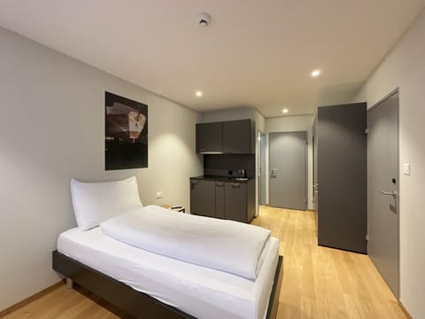 Single Room | Desk, laptop workspace, soundproofing, iron/ironing board