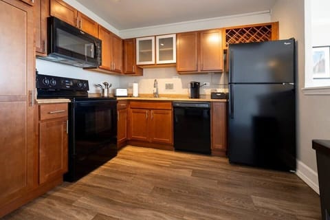 Deluxe Apartment, 2 Bedrooms, 2 Bathrooms | Private kitchen | Fridge, microwave, oven, stovetop