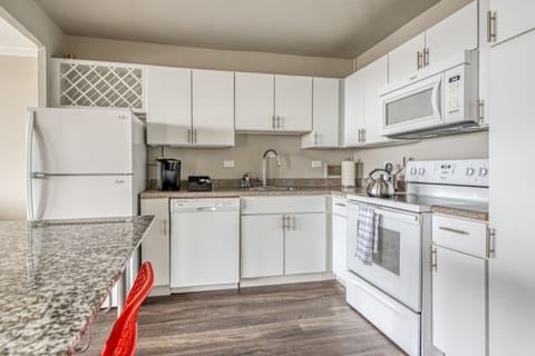 Deluxe Apartment, 1 Bedroom | Private kitchen | Fridge, microwave, oven, stovetop