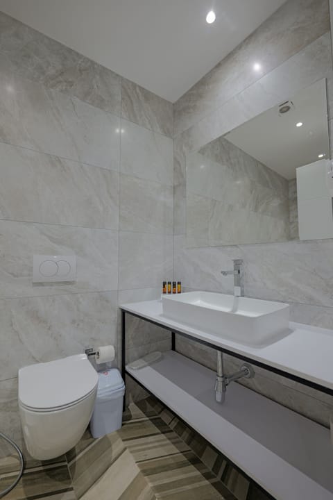 Triple Room, Sea View | Bathroom | Shower, hair dryer, slippers, bidet
