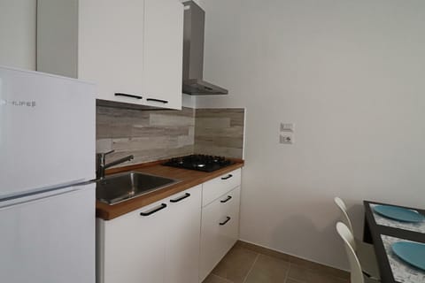 House, 2 Bedrooms, City View | Private kitchen