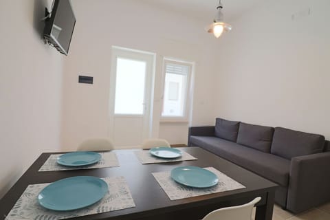 House, 2 Bedrooms, City View | Dining