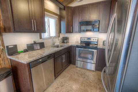 Condo, 3 Bedrooms | Private kitchen