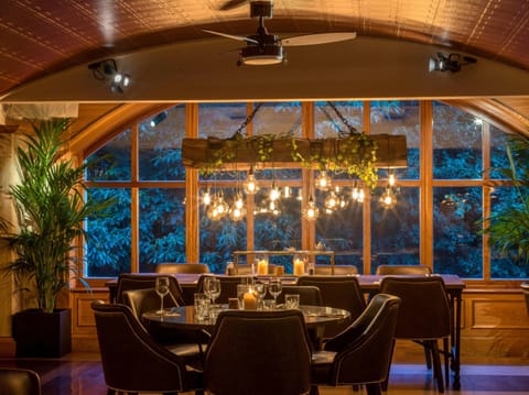 3 restaurants, breakfast served