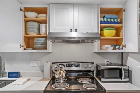 Condo, 3 Bedrooms | Private kitchen