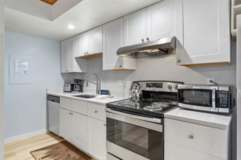 Condo, 3 Bedrooms | Private kitchen