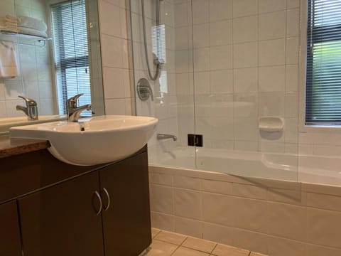 Combined shower/tub, free toiletries, hair dryer, towels