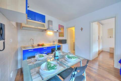 Family Apartment, 1 Bedroom, Mountainside (Casa Umberto) | Private kitchen | Fridge, microwave, oven, stovetop