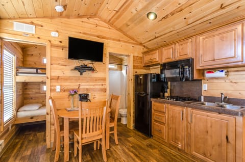 Cottage, 1 Bedroom (Side Entry, No Pets, Linens Available) | Living area