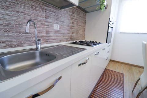 House, 1 Bedroom, City View | Private kitchen