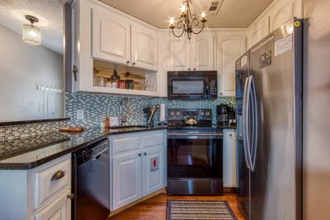 Signature Cabin, 2 Bedrooms, Balcony, Mountain View | Private kitchen | Fridge, microwave, oven, stovetop