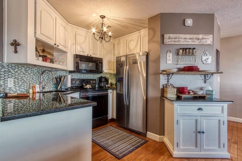 Signature Cabin, 2 Bedrooms, Balcony, Mountain View | Private kitchen | Fridge, microwave, oven, stovetop