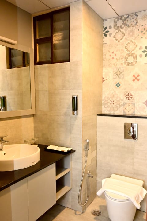 Deluxe Room | Bathroom | Shower, rainfall showerhead, hair dryer, slippers