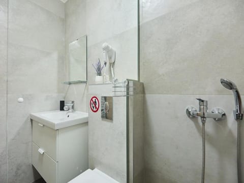 Studio (Studio Apartment with Terrace) | Bathroom | Shower