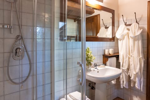 Traditional Apartment | Bathroom