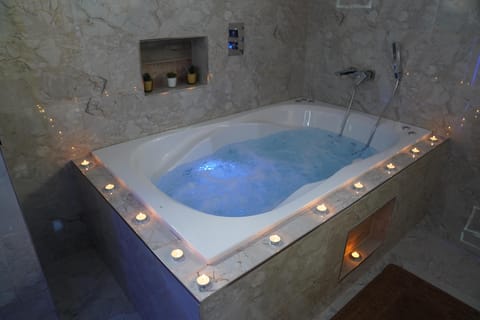 Apartment | Indoor spa tub