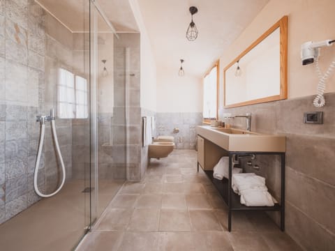 Design Suite, Annex Building | Bathroom | Shower, free toiletries, hair dryer, bidet