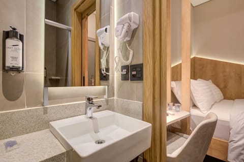 Deluxe Double Room | Bathroom | Shower, free toiletries, hair dryer, towels