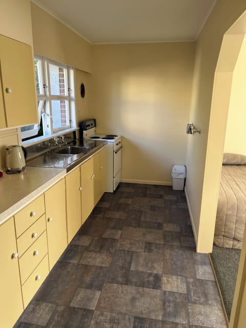 Apartment, 1 Bedroom | Private kitchen | Microwave, stovetop, coffee/tea maker