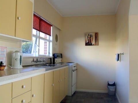 Apartment, 1 Bedroom | Private kitchen | Microwave, stovetop, coffee/tea maker