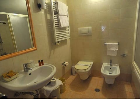 Combined shower/tub, free toiletries, hair dryer, bidet