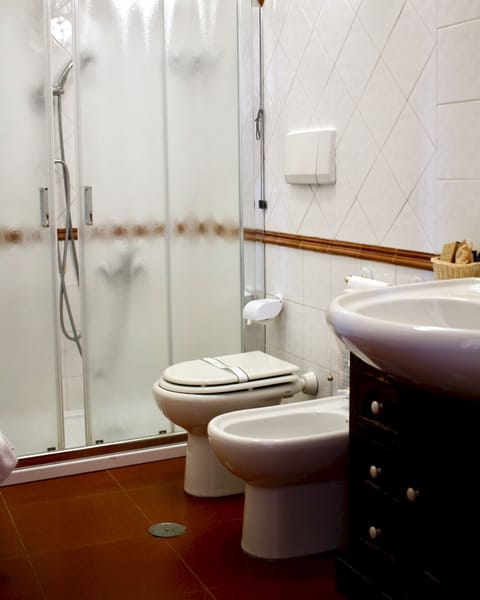 Combined shower/tub, free toiletries, hair dryer, bidet
