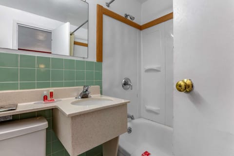 Combined shower/tub, hair dryer, towels