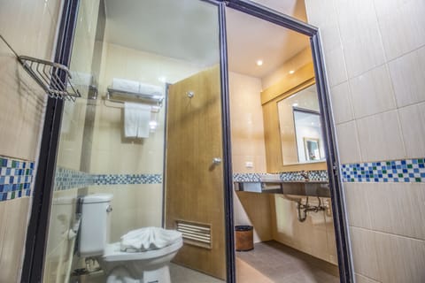 Grand Deluxe Balcony Room, Pool View | Bathroom | Shower, free toiletries, hair dryer, towels