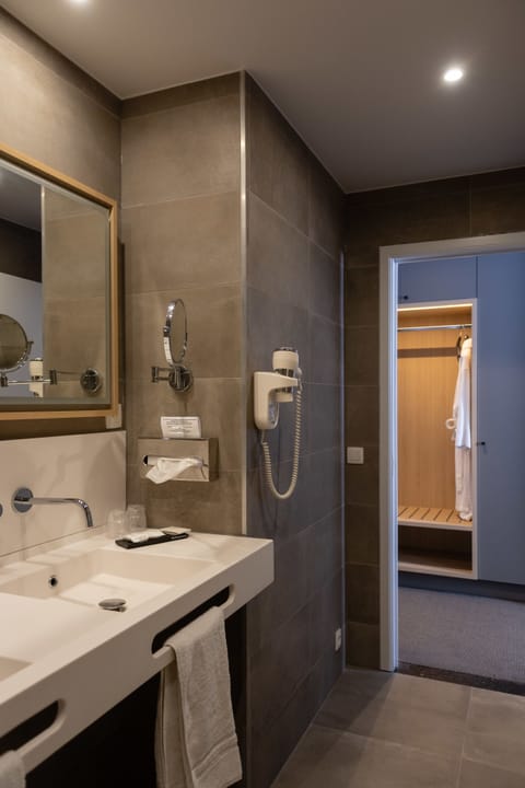 Family Room | Bathroom shower