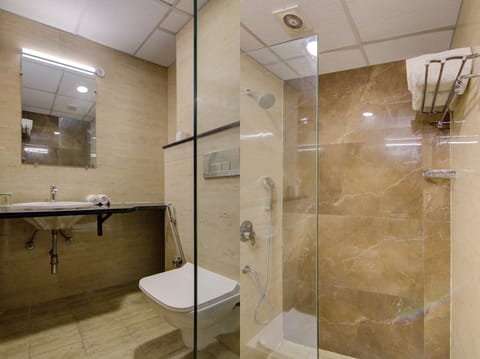 Deluxe Double Room | Bathroom | Free toiletries, towels, soap, shampoo